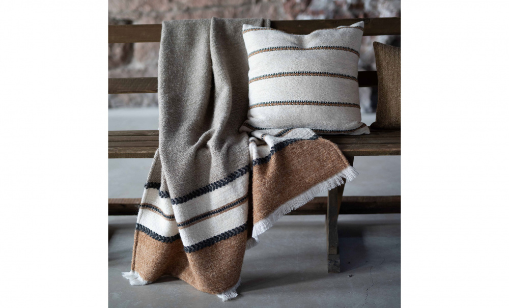 JACKE Pld Brun i gruppen Mattor & Textil / Pldar hos SoffaDirekt.se (250365-111-70)