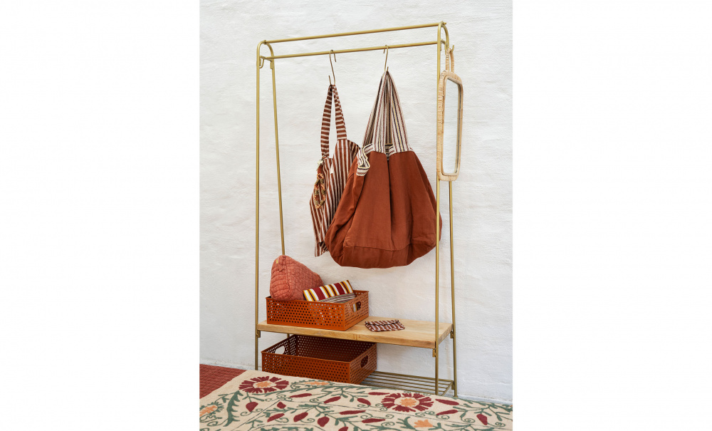 Bild nr 2 (KL�DH�NGARE Antikm�ssing/Tr�)