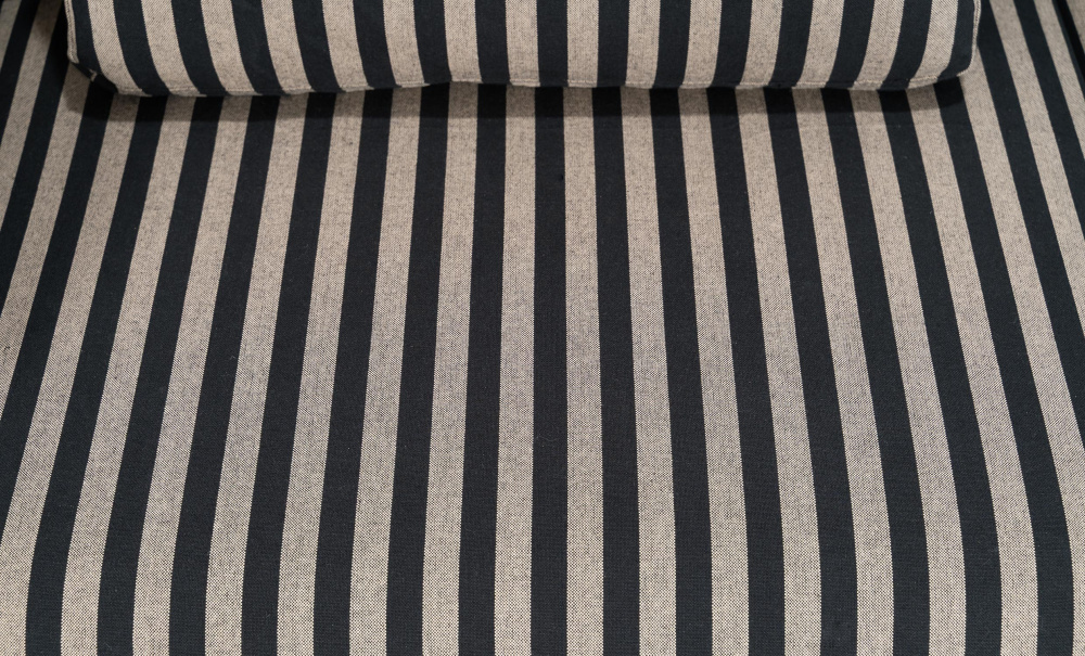 VIKELAND 3-sitssoffa Randig Beige/Svart i gruppen Vardagsrum / Soffor / 3-sits soffor hos SoffaDirekt.se (3196-VIK3S-0677A)