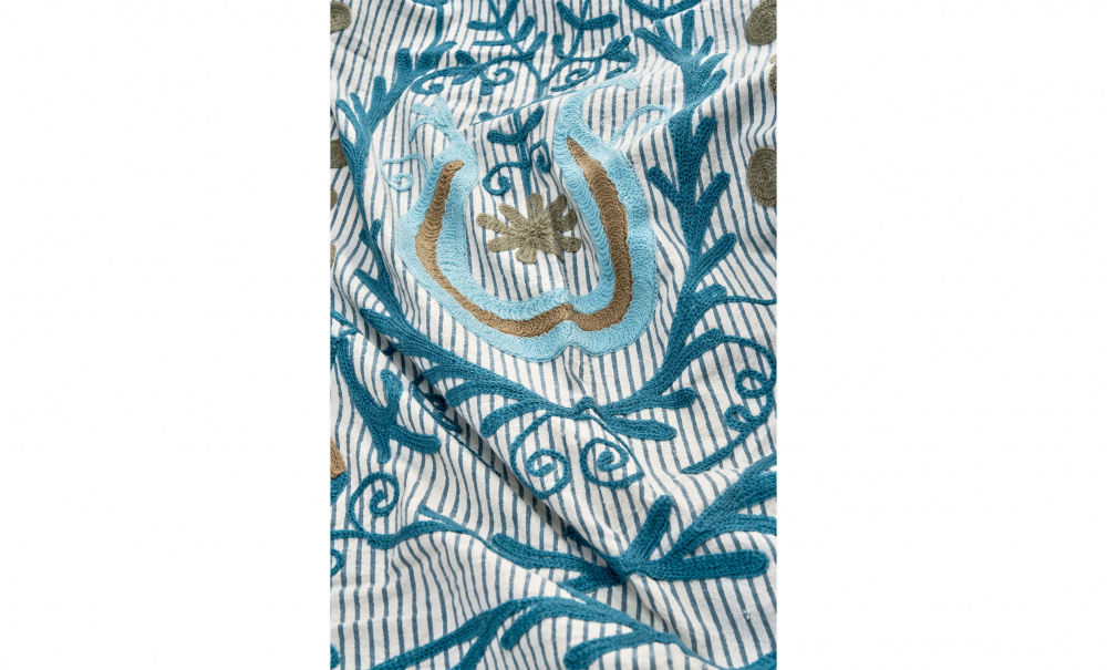 Bild nr 2 (SUZANI Broderad Pl�d Bl�/Vit)