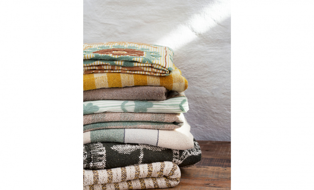 Bild nr 3 (SUZANI Broderad Pl�d Aqua/Vit)