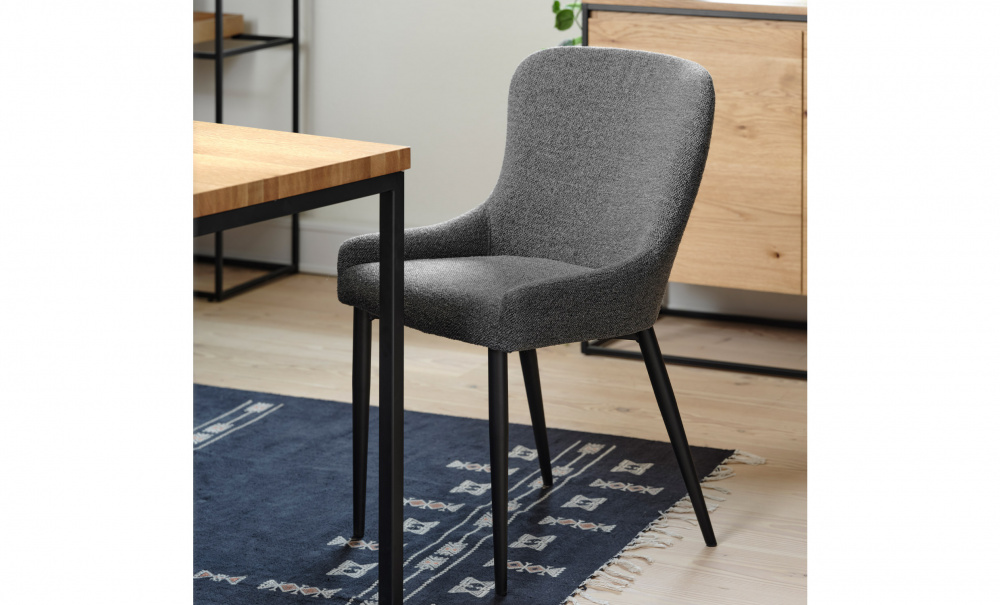AURA Matstol Mrkgr i gruppen Matplats / Sittmbler / Stolar hos SoffaDirekt.se (34700001)