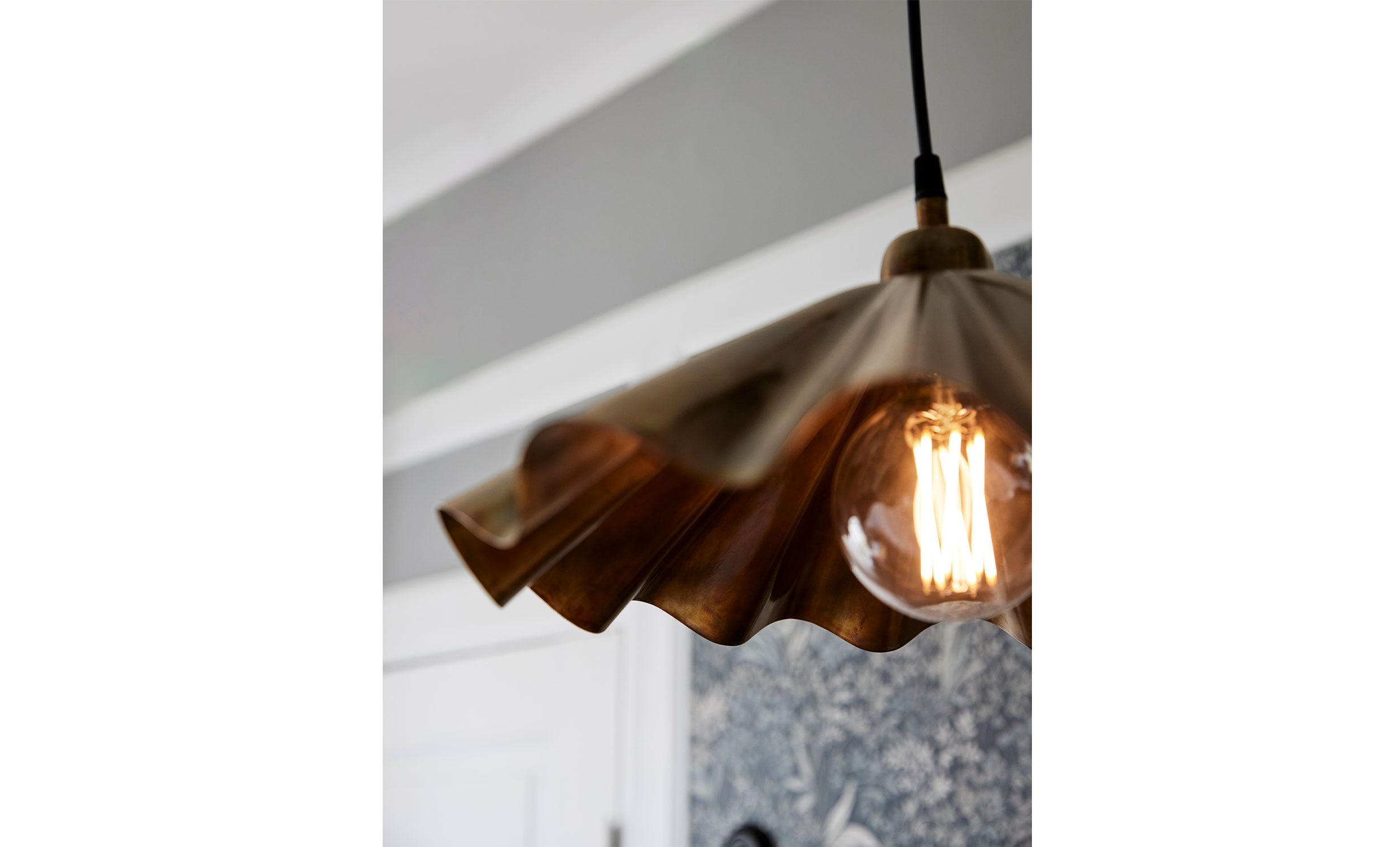 Zooma bild nr 3 (AIRA Taklampa Oil brass 49cm)