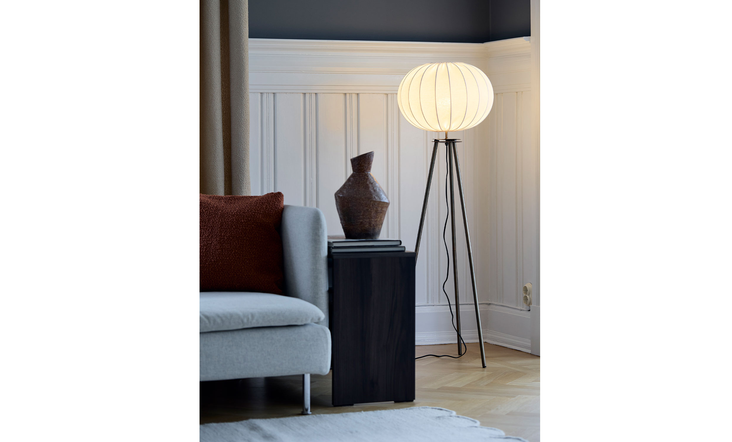 BASE Golvlampa Antikmässing/Vit
