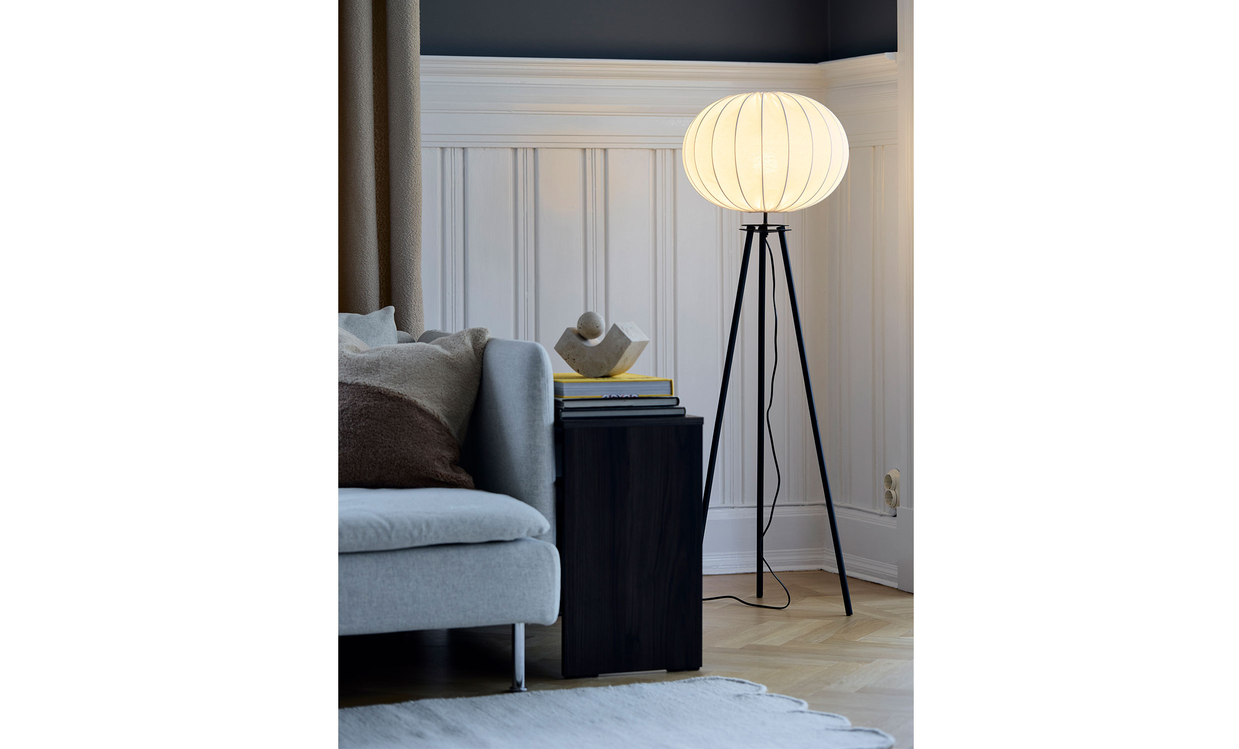 BASE Golvlampa Svart/Vit