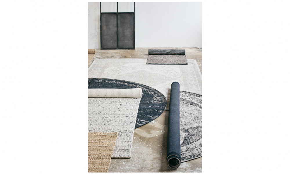 GRAND Matta L Mrkgr/Svart D240 i gruppen Mattor & Textil / Mattor hos SoffaDirekt.se (82780)