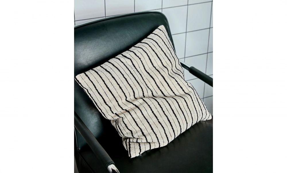 Bild nr 2 (LINES Kuddfodral 50x50 Svart/Offwhite)