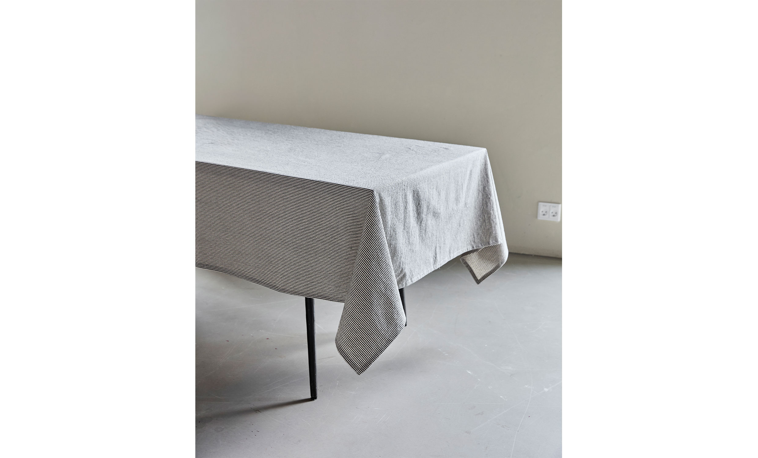 BLOCK Duk 150x260 Sand/Svart