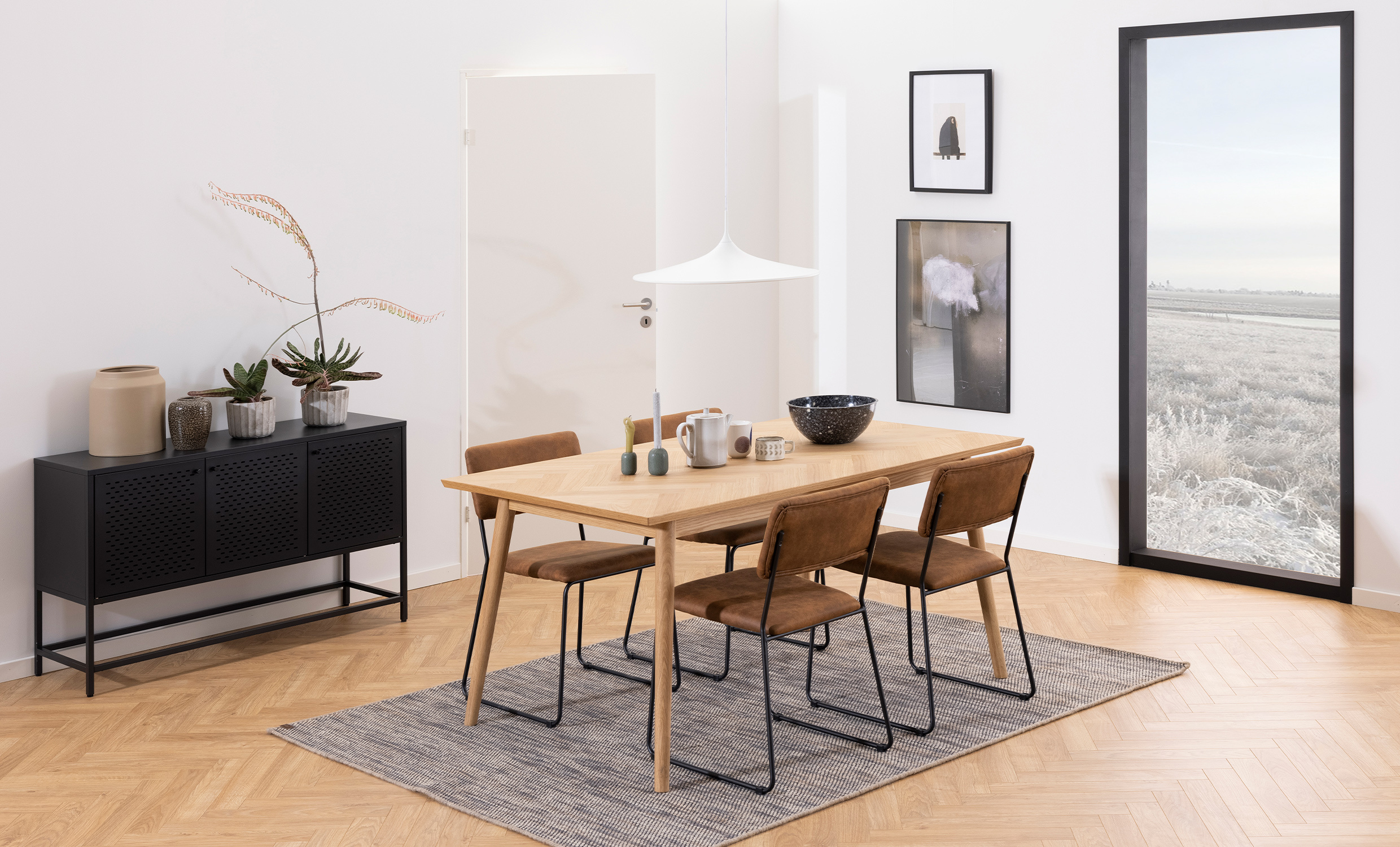 NIKKI Sidobord Svart