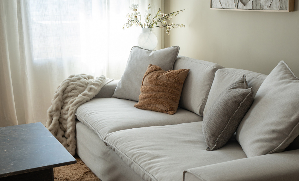 DOVER Grand Deluxe 4-sitssoffa Greige i gruppen Vardagsrum / Soffor / 4-sits soffor hos SoffaDirekt.se (DO4SNAGR)