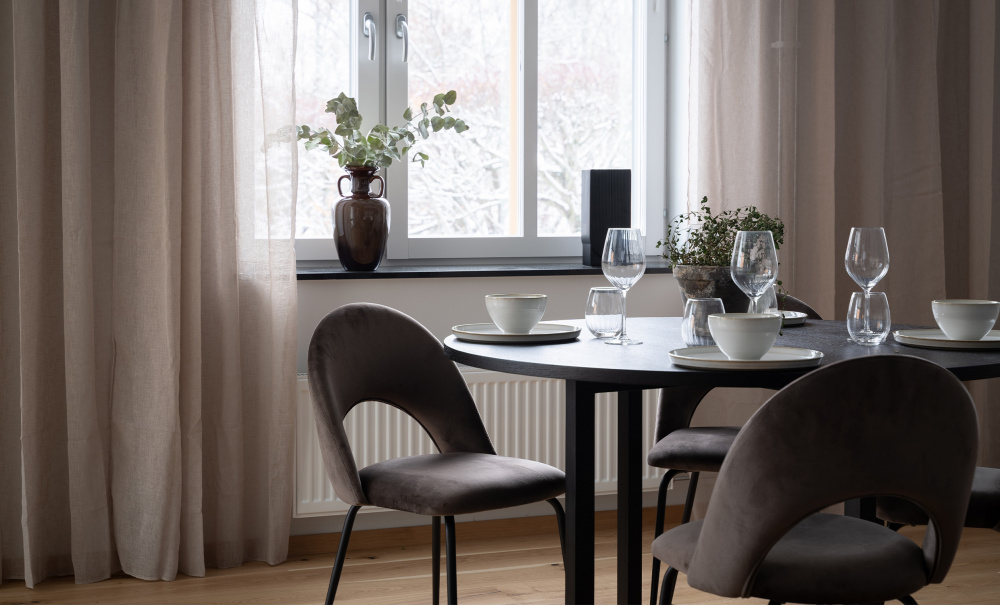 SELINE Matbord Svart i gruppen Matplats / Bord / Matbord hos SoffaDirekt.se (OL-2086DT-A-BLACK)