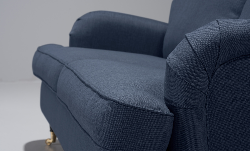 SKAGEN 2-sits Howardsoffa Bl i gruppen Vardagsrum / Soffor / 2-sits soffor hos SoffaDirekt.se (SKA2SIN80)