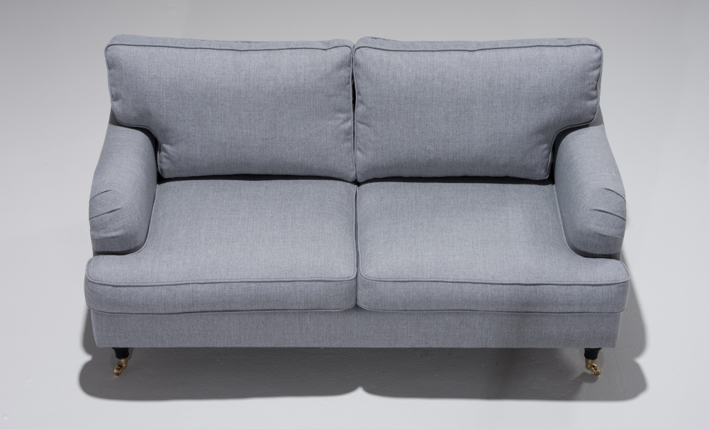 SKAGEN 2-sits Howardsoffa Ljusgr i gruppen Vardagsrum / Soffor / 2-sits soffor hos SoffaDirekt.se (SKA2SIN91)