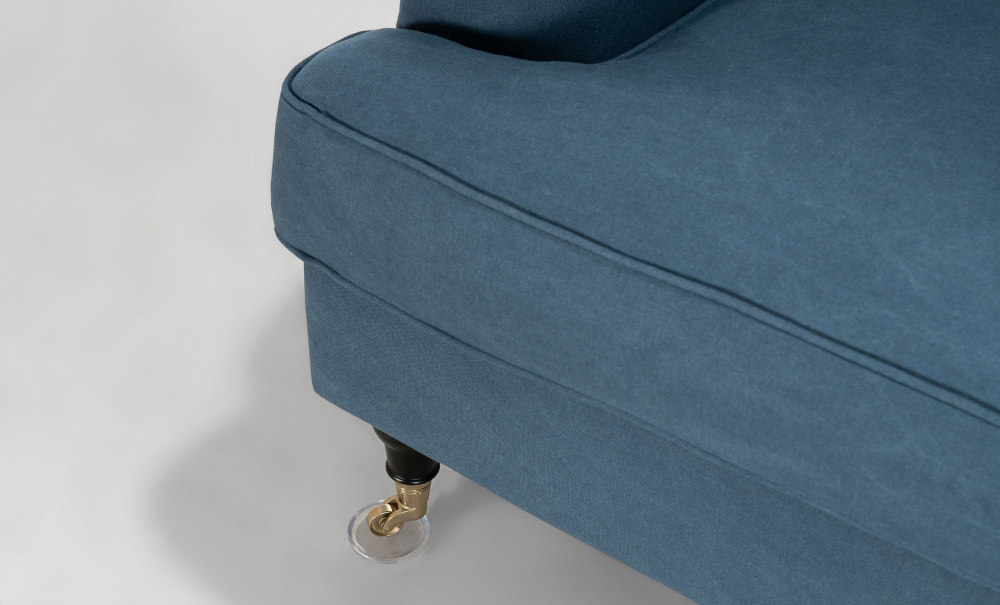SKAGEN 3-sits Howardsoffa Classic Bl i gruppen Vardagsrum / Soffor / 3-sits soffor hos SoffaDirekt.se (SKA3SBABL)