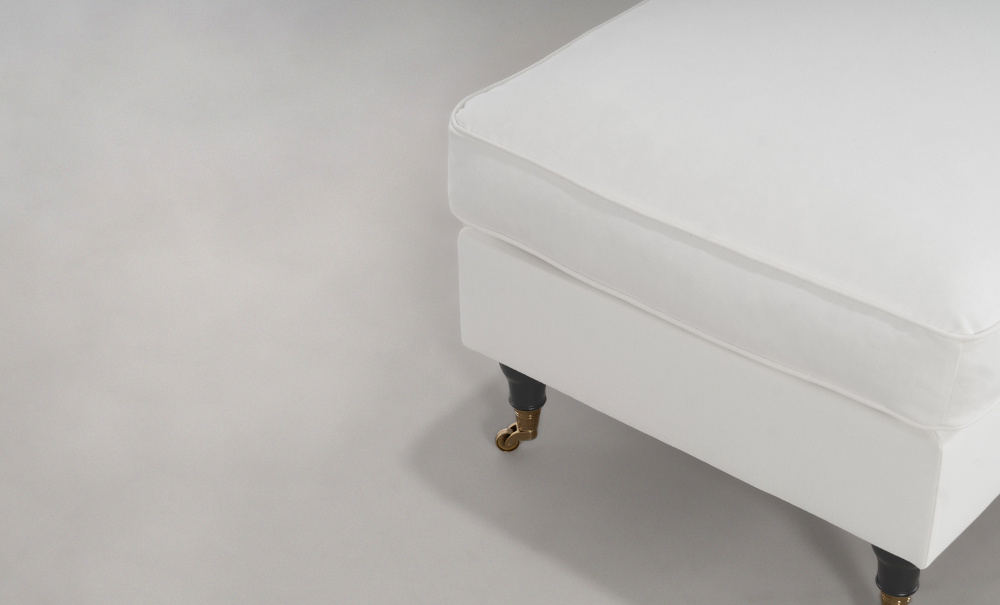 SKAGEN Fotpall Classic Offwhite i gruppen Vardagsrum / Soffor / Fotpallar hos SoffaDirekt.se (SKAFSBAOW)
