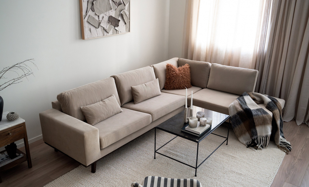 STOCKHOLM L-soffa Hger Velvet Edition Greige i gruppen Vardagsrum / Soffor / Hrnsoffor hos SoffaDirekt.se (ST3A-SA02)