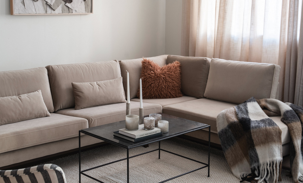 STOCKHOLM L-soffa Hger Velvet Edition Greige i gruppen Vardagsrum / Soffor / Hrnsoffor hos SoffaDirekt.se (ST3A-SA02)