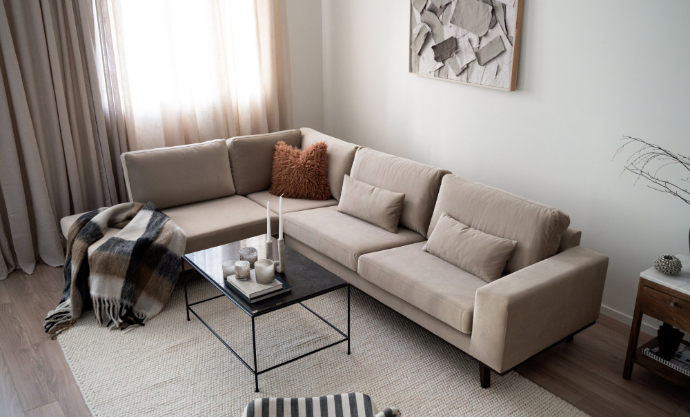 STOCKHOLM L-soffa Vnster Velvet Edition Greige i gruppen Vardagsrum / Soffor / Hrnsoffor hos SoffaDirekt.se (STA3-SA02)