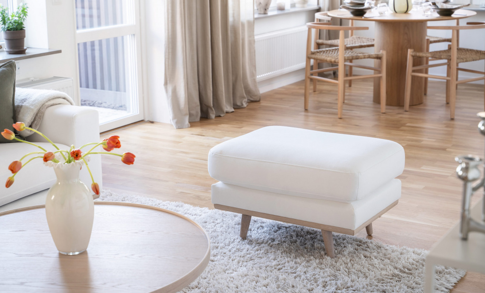 STOCKHOLM PREMIUM Fotpall Offwhite i gruppen Vardagsrum / Soffor / Fotpallar hos SoffaDirekt.se (STFS-BAOW)